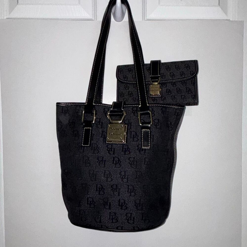 VTG y2k Dooney & Bourke black bucket purse bag tote w/wallet signature North/Sou